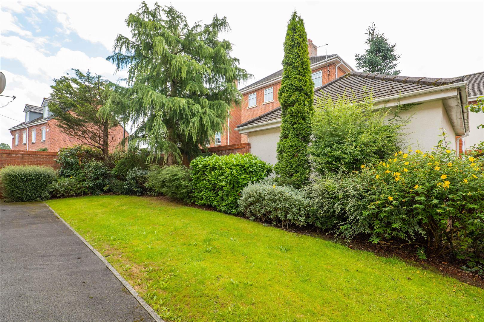2 bed property in Hunters Wood Court, Chorley